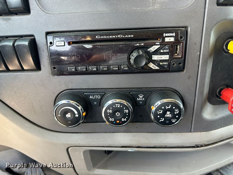 image for item NE9006 2016 Peterbilt 579  semi truck