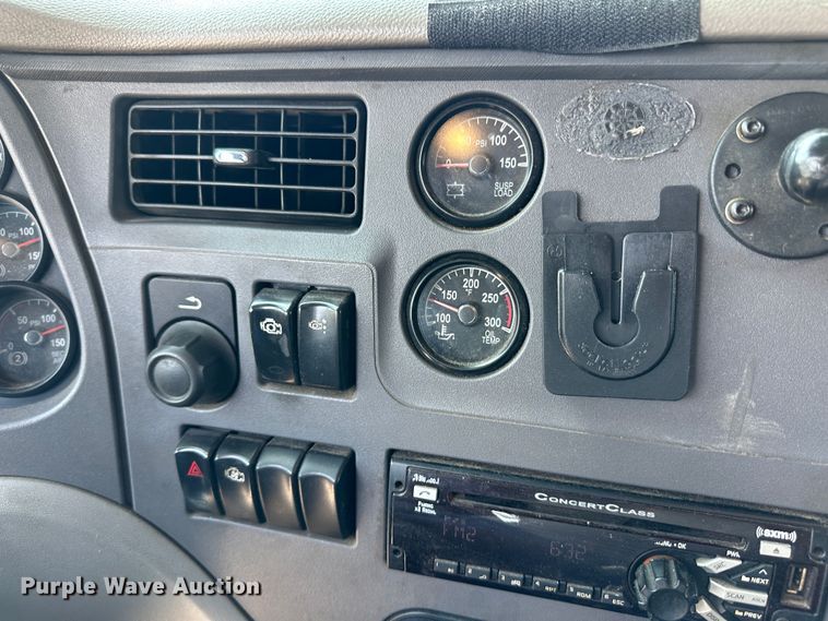 image for item NE9006 2016 Peterbilt 579  semi truck