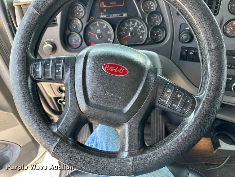 image for item NE9006 2016 Peterbilt 579  semi truck