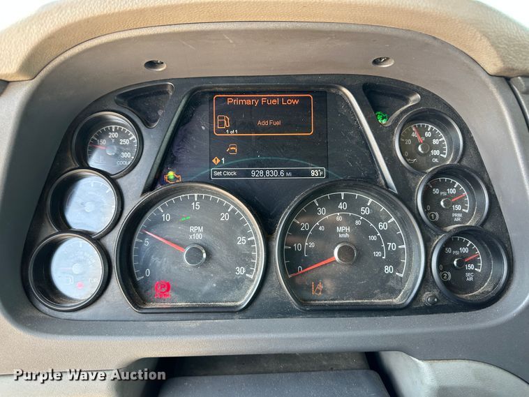 image for item NE9006 2016 Peterbilt 579  semi truck