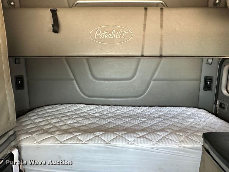 image for item NE9006 2016 Peterbilt 579  semi truck