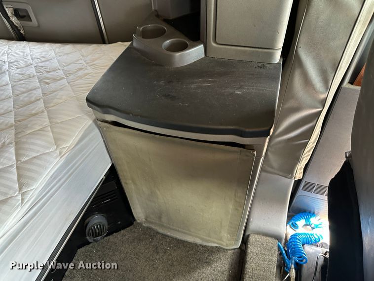 image for item NE9006 2016 Peterbilt 579  semi truck