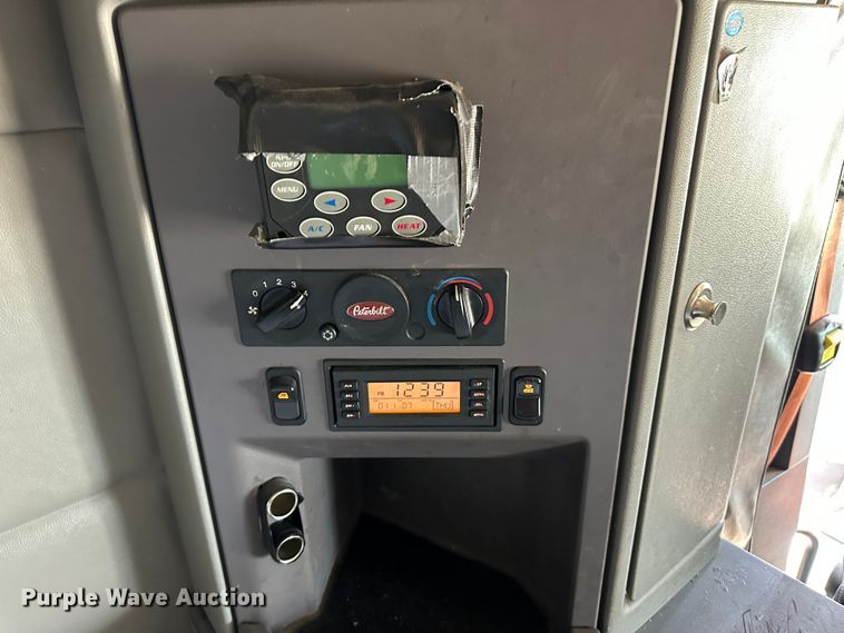 image for item NE9006 2016 Peterbilt 579  semi truck