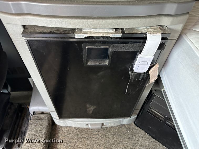 image for item NE9006 2016 Peterbilt 579  semi truck