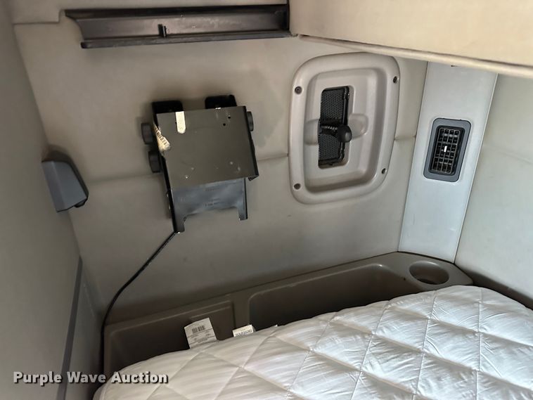 image for item NE9006 2016 Peterbilt 579  semi truck