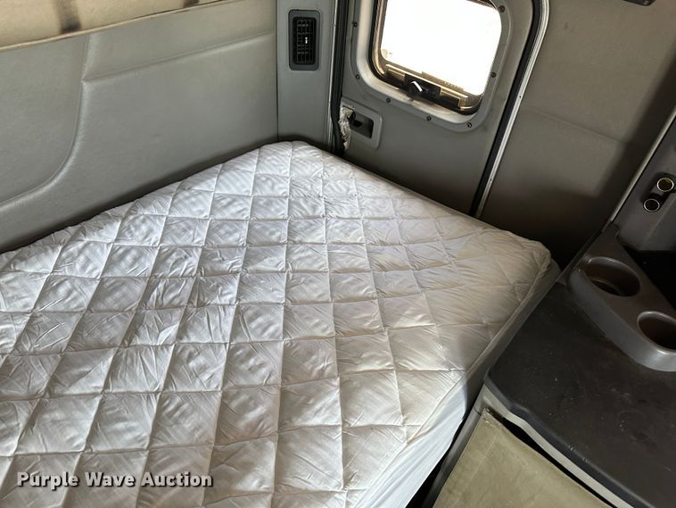 image for item NE9006 2016 Peterbilt 579  semi truck