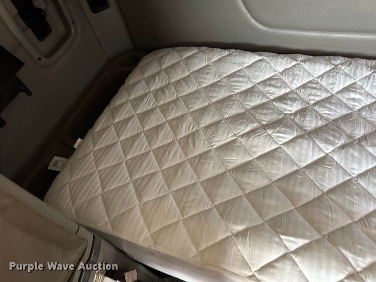 image for item NE9006 2016 Peterbilt 579  semi truck