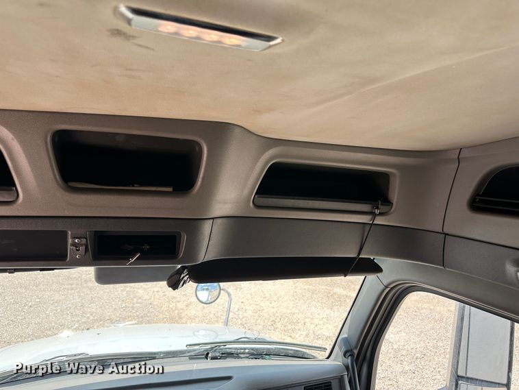 image for item NE9006 2016 Peterbilt 579  semi truck