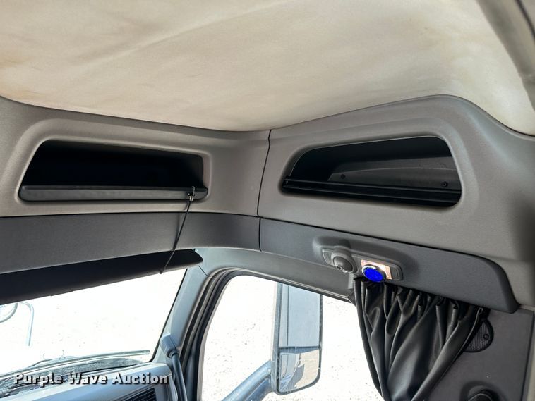 image for item NE9006 2016 Peterbilt 579  semi truck