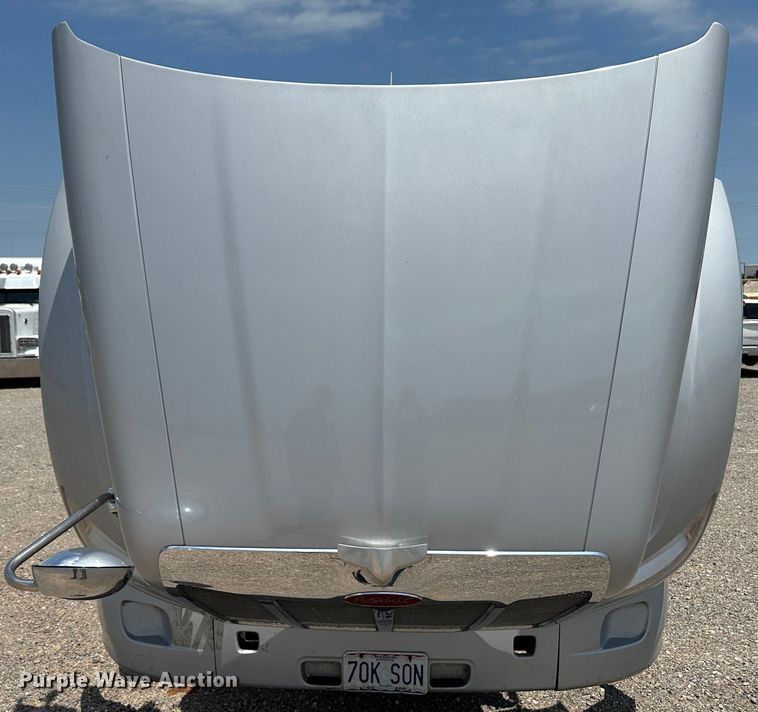 image for item NE9006 2016 Peterbilt 579  semi truck