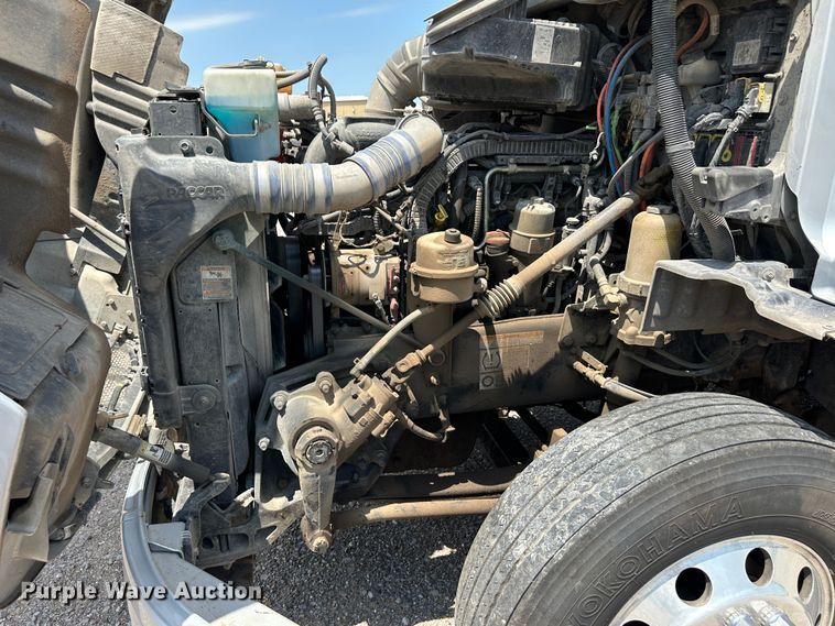 image for item NE9006 2016 Peterbilt 579  semi truck