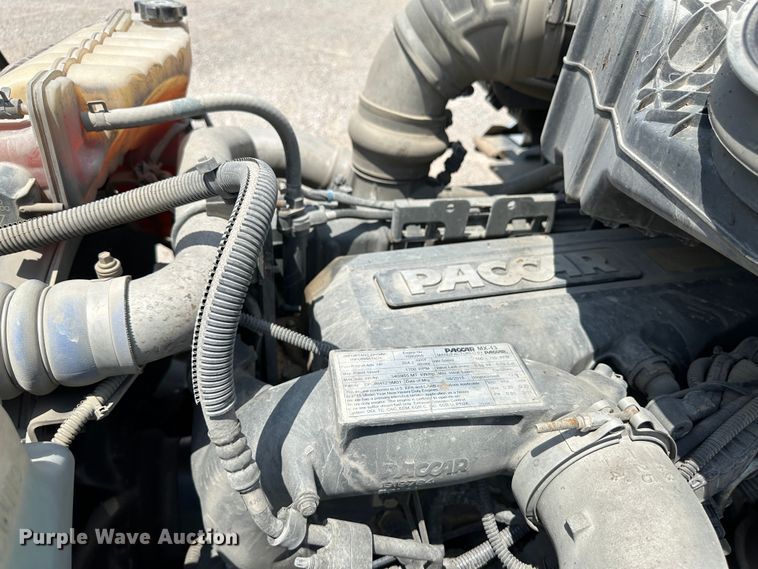 image for item NE9006 2016 Peterbilt 579  semi truck