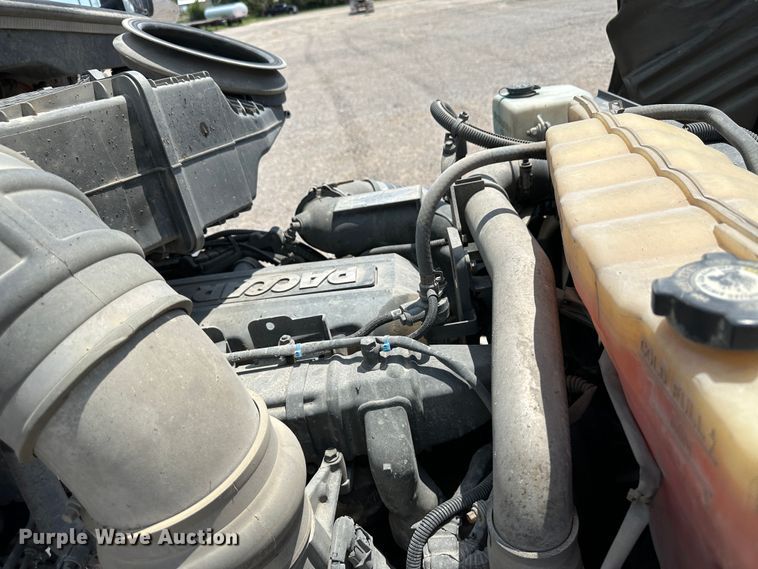 image for item NE9006 2016 Peterbilt 579  semi truck