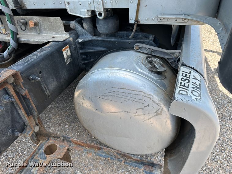 image for item NE9006 2016 Peterbilt 579  semi truck