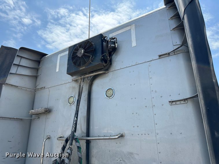 image for item NE9006 2016 Peterbilt 579  semi truck