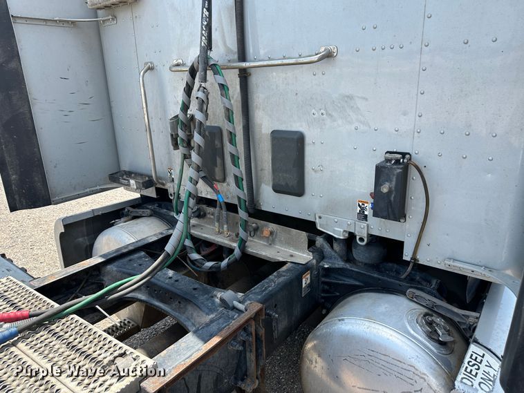 image for item NE9006 2016 Peterbilt 579  semi truck