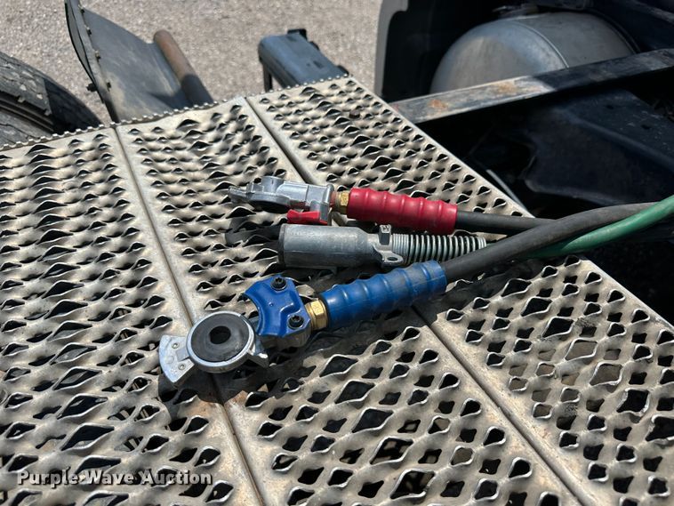 image for item NE9006 2016 Peterbilt 579  semi truck