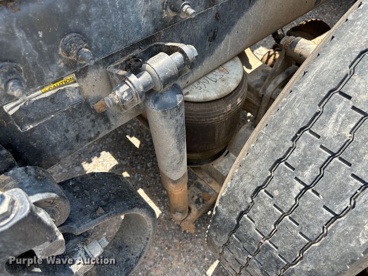 image for item NE9006 2016 Peterbilt 579  semi truck