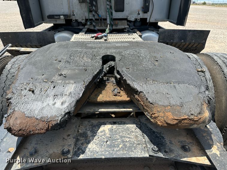 image for item NE9006 2016 Peterbilt 579  semi truck