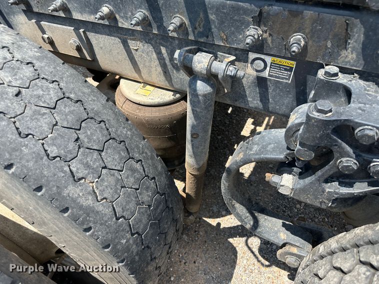 image for item NE9006 2016 Peterbilt 579  semi truck