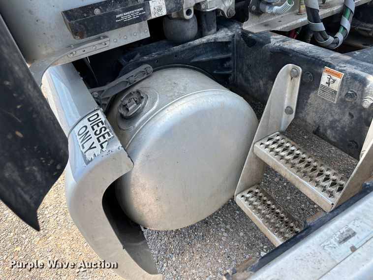 image for item NE9006 2016 Peterbilt 579  semi truck