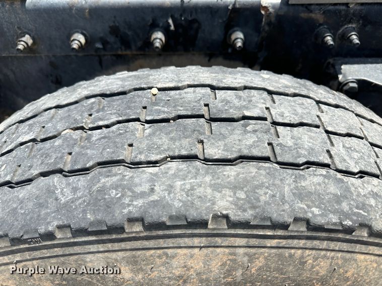 image for item NE9006 2016 Peterbilt 579  semi truck