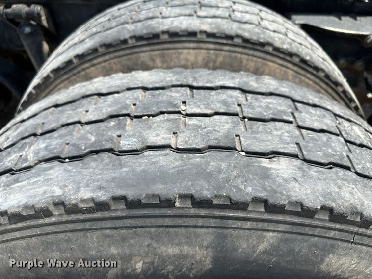 image for item NE9006 2016 Peterbilt 579  semi truck