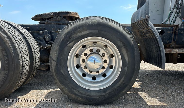 image for item NE9006 2016 Peterbilt 579  semi truck