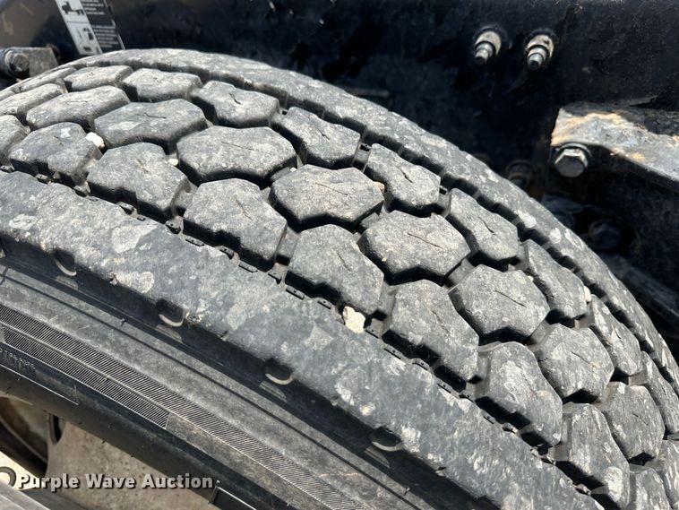 image for item NE9006 2016 Peterbilt 579  semi truck