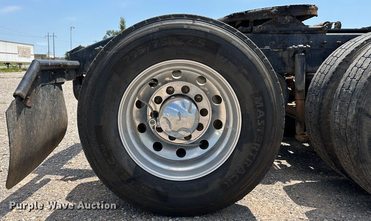 image for item NE9006 2016 Peterbilt 579  semi truck