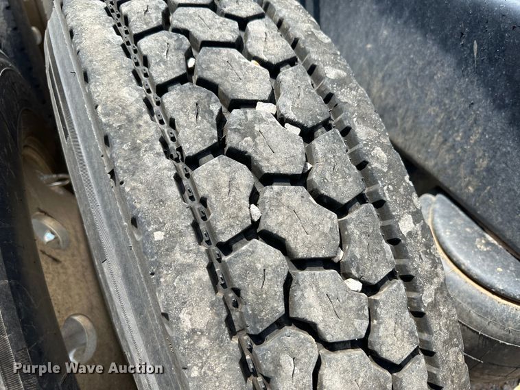 image for item NE9006 2016 Peterbilt 579  semi truck