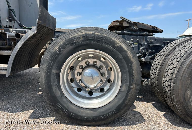 image for item NE9006 2016 Peterbilt 579  semi truck