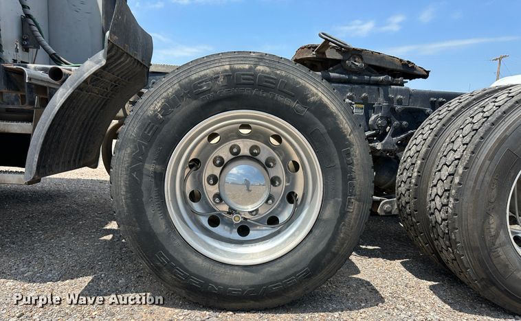 image for item NE9006 2016 Peterbilt 579  semi truck