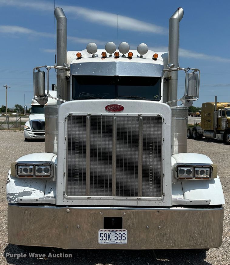 image for item NE9008 2005 Peterbilt 379  semi truck