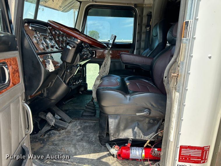 image for item NE9008 2005 Peterbilt 379  semi truck