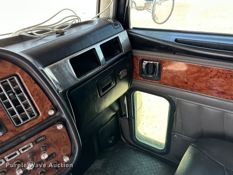 image for item NE9008 2005 Peterbilt 379  semi truck