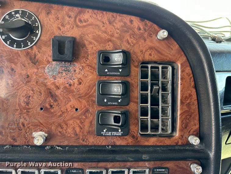 image for item NE9008 2005 Peterbilt 379  semi truck