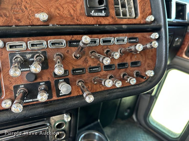 image for item NE9008 2005 Peterbilt 379  semi truck