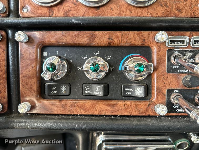 image for item NE9008 2005 Peterbilt 379  semi truck