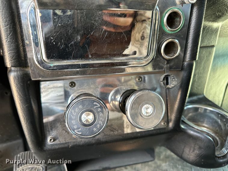 image for item NE9008 2005 Peterbilt 379  semi truck