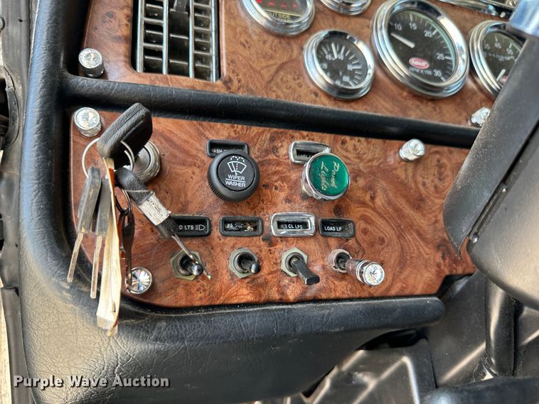 image for item NE9008 2005 Peterbilt 379  semi truck