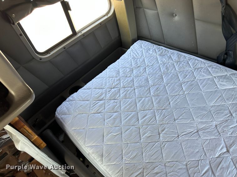 image for item NE9008 2005 Peterbilt 379  semi truck