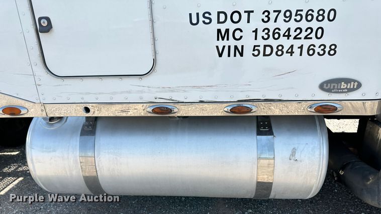 image for item NE9008 2005 Peterbilt 379  semi truck