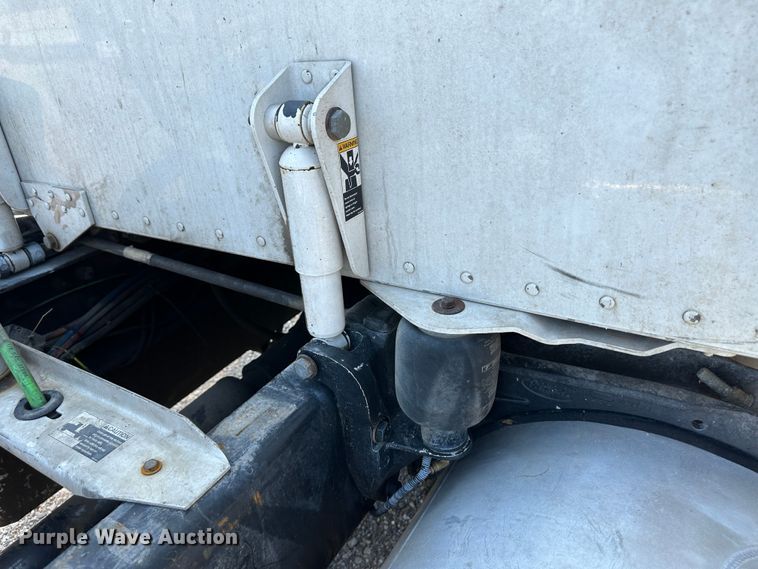 image for item NE9008 2005 Peterbilt 379  semi truck