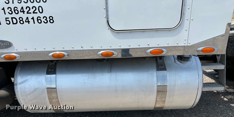 image for item NE9008 2005 Peterbilt 379  semi truck