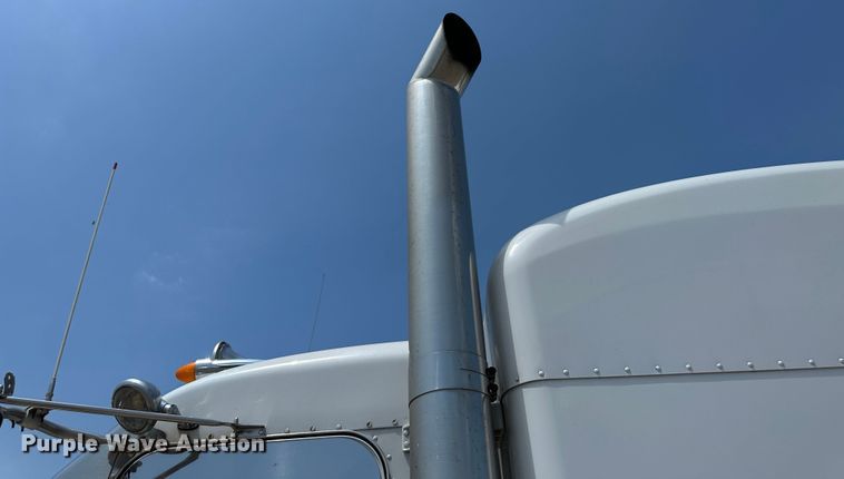 image for item NE9008 2005 Peterbilt 379  semi truck