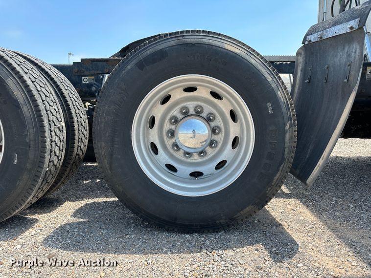 image for item NE9008 2005 Peterbilt 379  semi truck