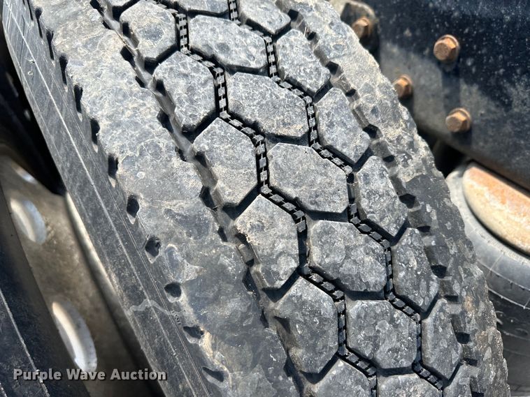 image for item NE9008 2005 Peterbilt 379  semi truck