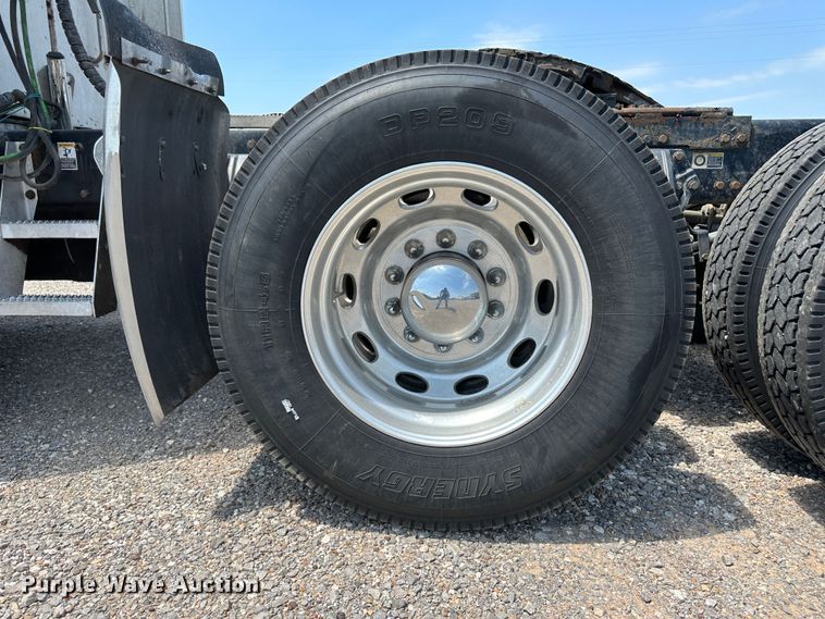 image for item NE9008 2005 Peterbilt 379  semi truck