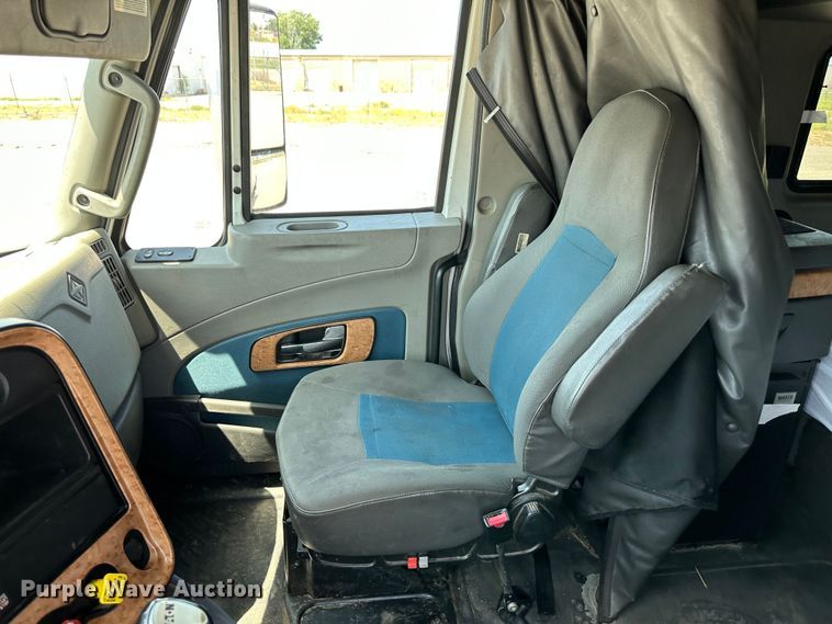 image for item NE9011 2016 International ProStar  semi truck